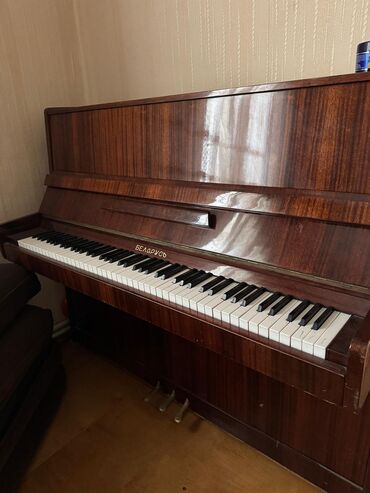 klaviş: Belarus piano 200 azn. Hecbir problemi yoxdur. 3 pedallidir. Unvan