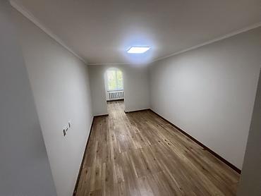 Продажа коттеджей и домов: 🏡 **Продается дом барачного типа с новым ремонтом в Бишкеке!** 📐 — 5