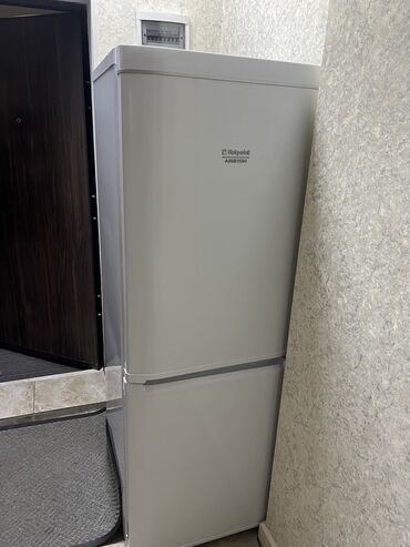 Холодильники: Холодильник Hotpoint Ariston, Б/у, Двухкамерный, 180 *