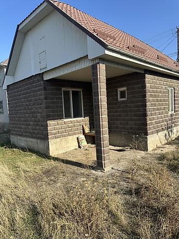 мансард: Дом с мансардной крышей и открытым навесом/крыльцом. Стены из блочного — 1