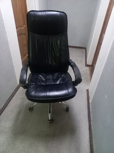 офисный шкаф бу: Кресло офисное очень хороший из эко кожи есть потёртости видно на