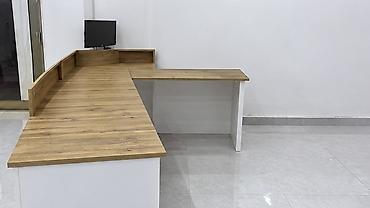 ofis avadanligi: Resepsiyon/qarşılama masası – L formalı, ağ korpuslu və ağac — 1