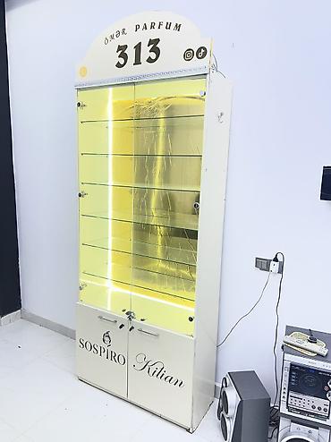 polka satilir: Vitrin satılır. Aşağısı şkaf, Arxası vinil, led işiq, şüşə polkalar, 2 — 1