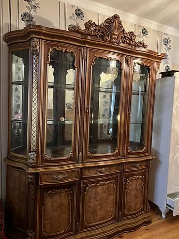 şuşə dolab: Klassik üslubda qonaq otağı dəsti Tərkibi: - Vitrin tipli bufet: 3 — 6