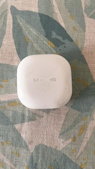 hoco dt7: Беспроводные наушники Samsung Galaxy Buds (белые) в фирменном зарядном — 3