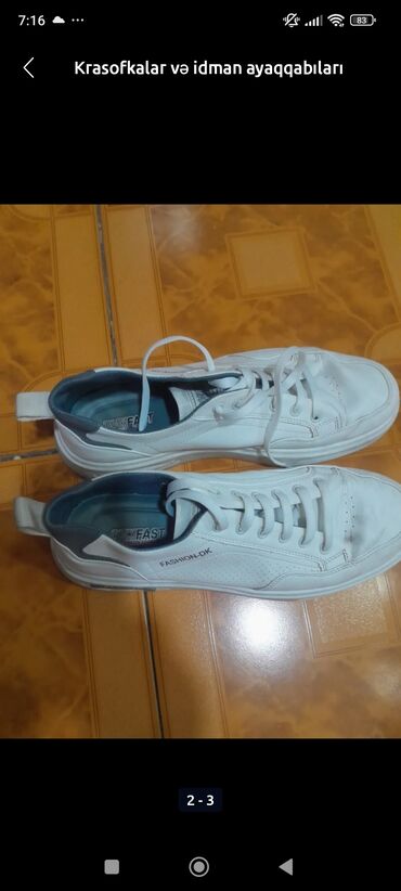 ağ ketlər: Ağ rəngli gündəlik/idman üslublu kişilər üçün sniker cütü. Üst hissə