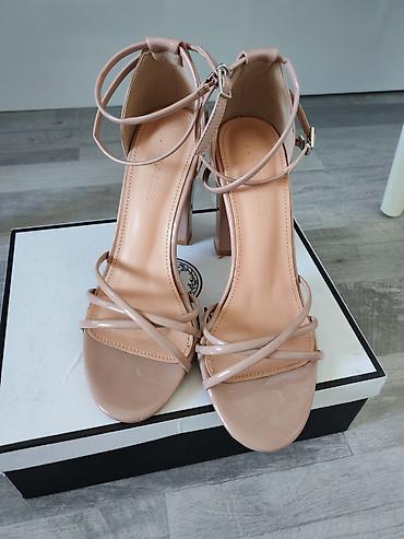Босоножки, сандалии, шлепанцы: Nüanslı nude rəngdə qadın sandal – qalın dabanlı, nazik cizgili — 1