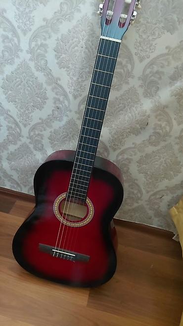 simli ped: Klassik akustik gitara – 4/4 tam ölçü. Qırmızı-bordo rəng keçişli — 1