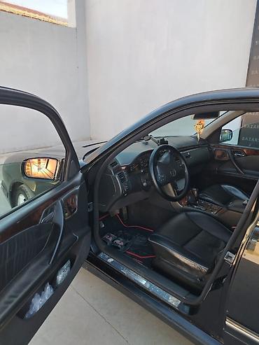 Mercedes-Benz: Mercedes-Benz E-Class: 3.2 l | 2002 il Sedan — 3