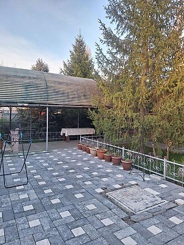 Продажа коттеджей и домов: Продаём добротный двухуровневый дом в селе Ленинское. По второй линии — 25