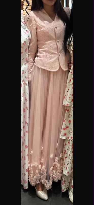 Нарядный комплект в пудрово-розовом цвете: приталенный жакет и длинная