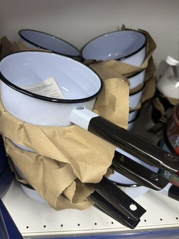 Кастрюли: Набор эмалированных кастрюль и другой посуды, украшенной — 12