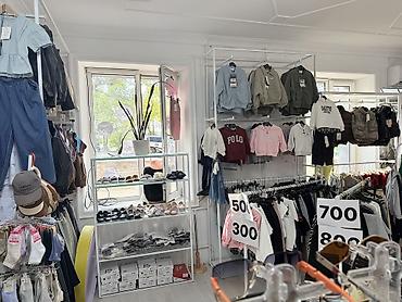 азиа мол: Часть магазина, В жилом доме, 25 м² Действующий, С ремонтом — 3