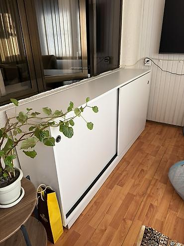 plastik dolap balkon: Ağ rəngli sürgülü qapılı şkaf - Minimalist dizayn, balkon, dəhliz və — 3