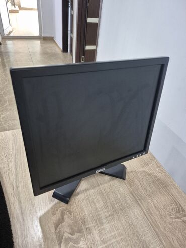 dell masaustu: Dell markalı qara rəngli masaüstü monitor. Düzbucaqlı ekran formasına