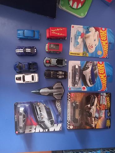 Hot Wheels və digər kolleksiya oyuncaq modelləri dəsti - Müxtəlif