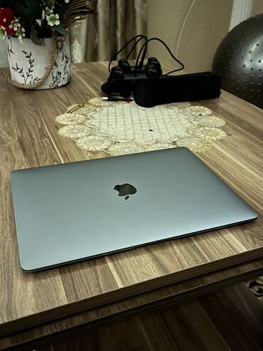 macbuk: İşlənmiş Apple MacBook, 13.3 ", Apple M1, 256 GB