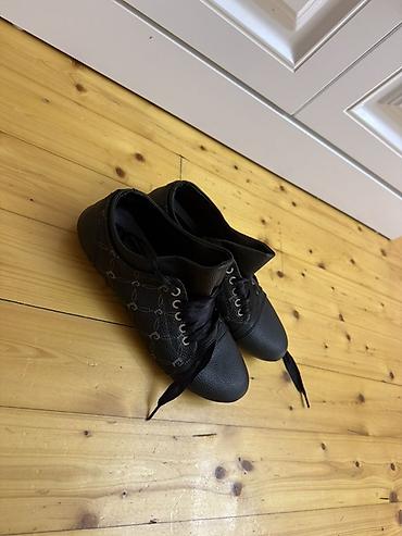 1 yaş: Pierre cardin 39 razmer 1 defe geyınılıb .38 razmere daha uygundur — 1