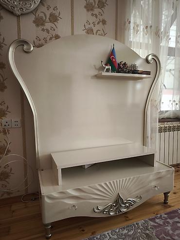 bahar qizi: TV altlığı. Super vəziyyətdədir. Heç bir problemi yoxdur. Sürmələri də — 2