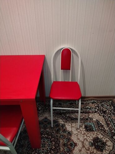 Masa və oturacaq dəstləri: Salam. Az işlenmiş heç bir problemi yoxdu 4 dest aq qırmızı malocnu — 4
