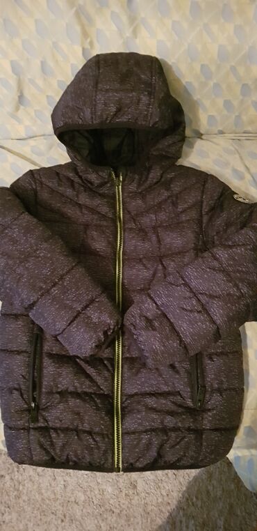 jakna sa prirodnim krznom: Zimska jakna,sa dva lica, u odlicnom stanju, velicina 9-10