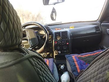 радиятор фит: Легковой автомобиль седан/лифтбек темно‑серого цвета. Основные — 7