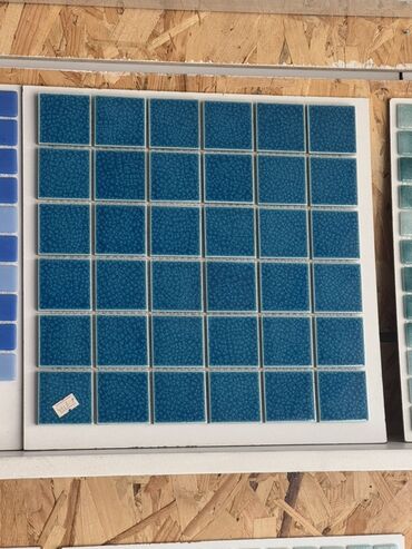 ağ lay: Kvadrat formalı, parlaq firuzəyi rəngdə mozaika plitələri. Hər bir