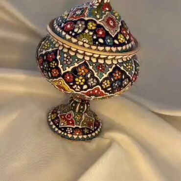 Digər ev dekoru: Zərif naxışlı və parlaq rəngli mina qapaqlı qab. Bu qab mürəkkəb — 19