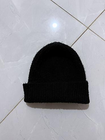 ipli papaqlar papaqlar: Qara trikotaj papaq (beanie) - Rəng: tam qara - Dizayn: sadə, minimal — 1