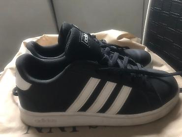 crep cena: Adidas dečije br 35,5. Nošene par puta. Kožne.Kao nove — 2
