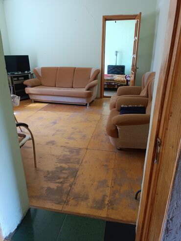 Həyət evləri və villaların satışı: 2 otaqlı həyət evi Təsvir: - Ayrı girişli kiçik həyət evi, dar — 4