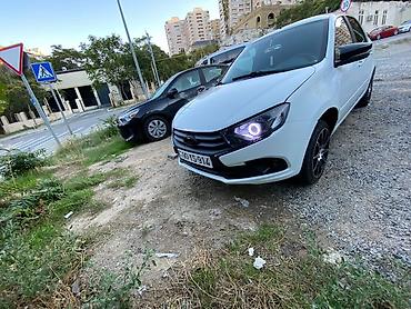 VAZ (LADA): Lada Granta sedan – ağ rəng, 4 qapılı, öndən görünüşlü müasir radiator — 3