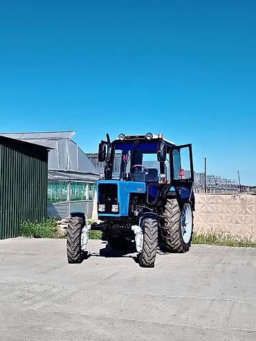 Traktorlar: Belarus 82.1 təkərli traktor Texniki xüsusiyyətlər və təchizat: - 4x4 — 5