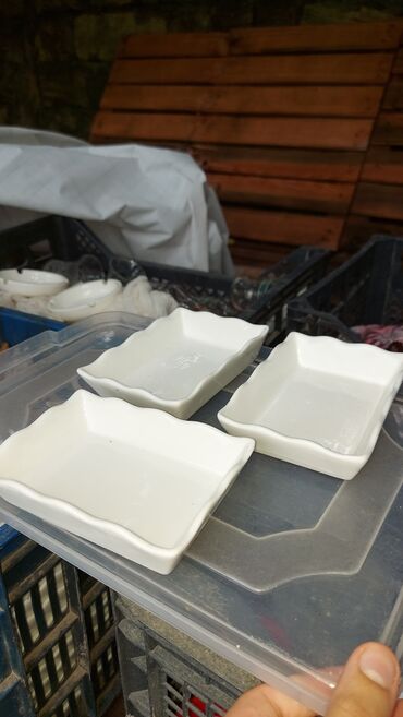 Digər qab-qacaq və mətbəx ləvazimatları: Duz qabı 20 Ədəddən çox,külqabı 20ədəddən çox,çərəz qabı 50 ədəddən — 6