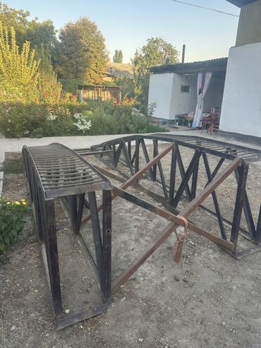 дом в даче: Прочный металлический пандус, состоящий из двух секций, соединенных по