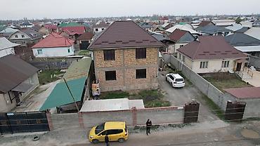 Продажа коттеджей и домов: Продаётся двухэтажный кирпичный дом с участком и хозяйственными — 10