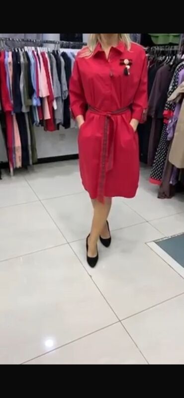 Alt paltarı: Qırmızı rəngdə, kəmərli, yaxası düymələnən, uzunqol köynək-don