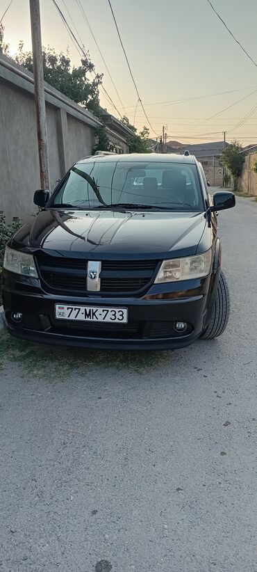 Qara rəngli, 2008-ci il buraxılışlı Dodge Journey avtomobili. Geniş