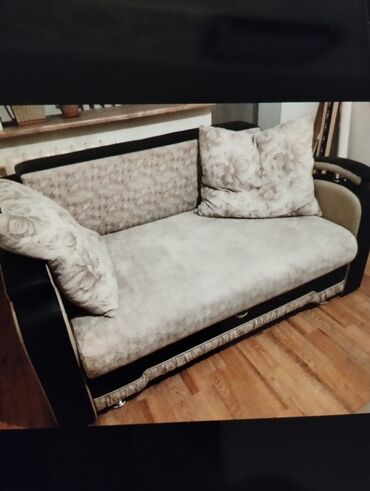 купить диван бу недорого: Прямой диван, цвет - Бежевый, Б/у