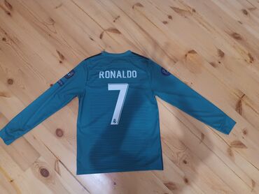 qapıcı forması: Ronaldo 2017 səfər forması.Forma ideal vəziyyətdədi.M razmer