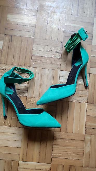 diline shoes: Štikle za žene u zelenoj boji sa špicastim vrhom i kaišem oko članka — 1