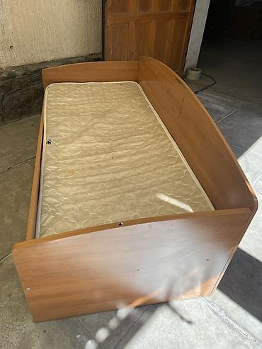 bunk bed: Односпальная кровать с матрасом. - Размер спального места — 2