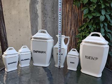 bacac diska statua: Set starinskih porcelanskih kuhinjskih tegli sa poklopcima + vrč - — 2