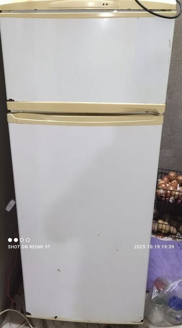 iwlenmiw xaladenik: İki qapılı soyuducu (üstdə dondurucu) - Üst kamera: dondurucu bölmə