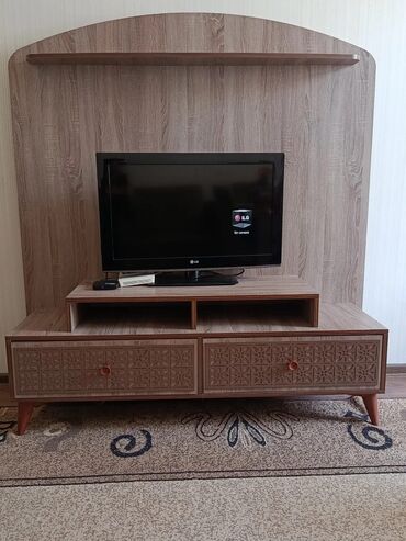TV altlığı: İşlənmiş, Düz TV altlığı, Polkalı, Taxtalı