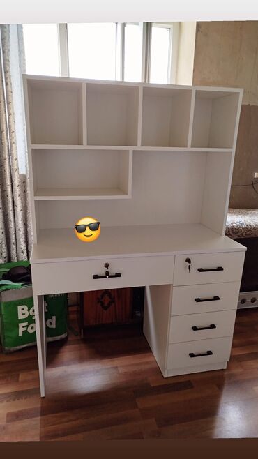 şüşə stol: Kompüter masası, Yeni