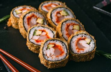 Готовые блюда, кулинария: Сеты роллов и суши - Тёплые роллы в хрустящей панировке: крупные — 1