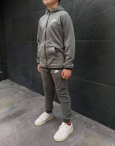 Komplet trenerke: Decije trenerke
Unisex
8 - 14
Uvoz Turska
3200 — 3