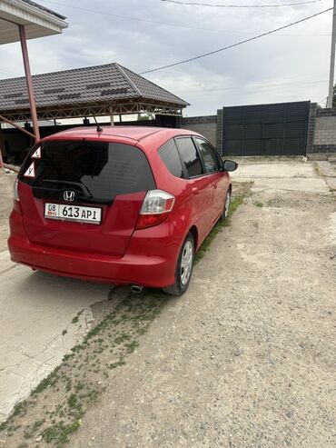 Honda: Хэтчбек Honda Fit красного цвета. Компактный и экономичный автомобиль