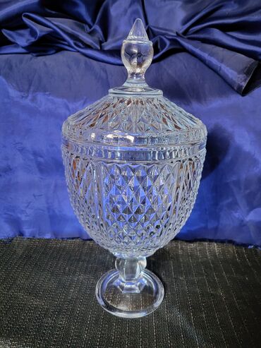 Činije: Bombonijera,pehar, kristal rucna obrada 70,80te. Pehar je — 4